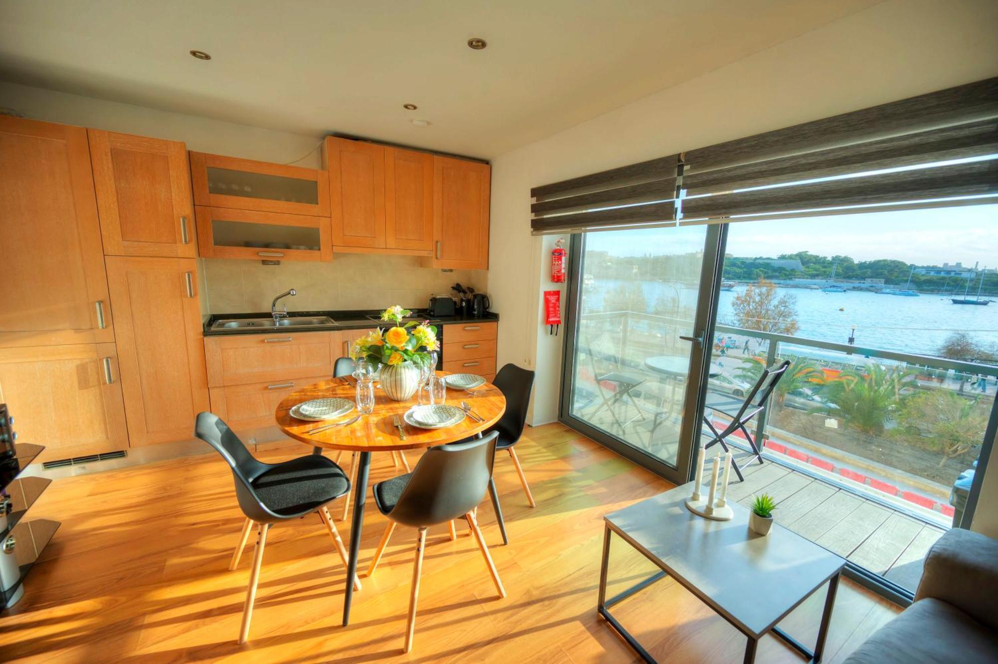 Apartment Cozy 2bedroom Seafront Apartment, Balcony Goslm-10 *